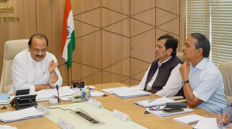 शेती, उद्योग, व्यापार, सहकार, शिक्षण, आरोग्य, नगरविकाससारख्या क्षेत्रांसाठी कृत्रीम बुद्धीमत्तेचे स्वतंत्र कौशल्यविकास प्रशिक्षण अभ्यासक्रम तयार करावेत- उपमुख्यमंत्री अजित पवार यांचे निर्देश