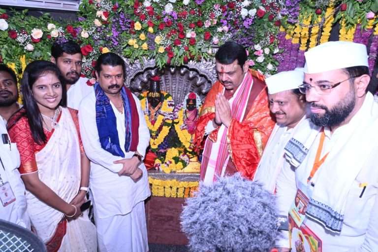 मुख्यमंत्री देवेंद्र फडणवीस यांनी घेतले श्री ज्ञानेश्वर महाराज समाधीचे दर्शन