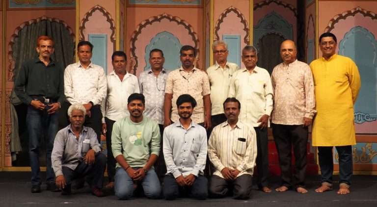 भरत नाट्य मंदिरातील तंत्रज्ञांचा सत्कार