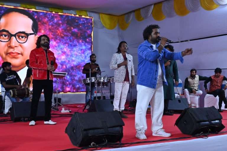 बुद्ध पौर्णिमेनिमित्त आयोजित ‘तूफानातील दिवे’ कार्यक्रमाने पुणेकर मंत्रमुग्ध