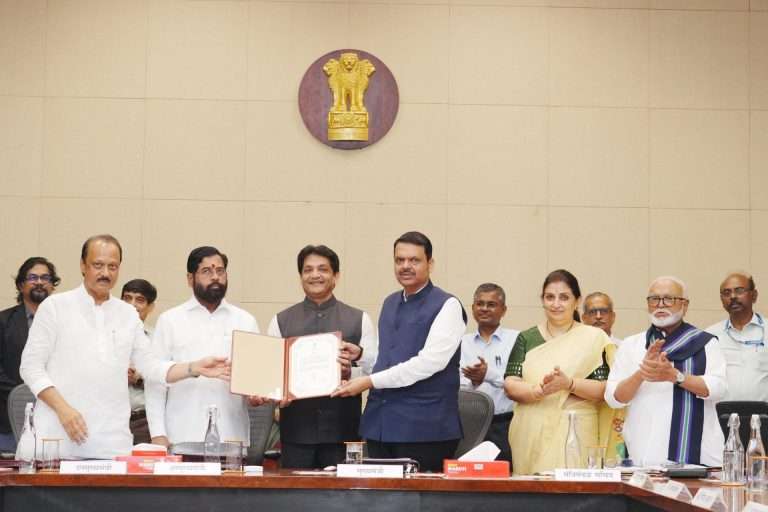 यशस्वी कामगिरीबद्दल मुख्यमंत्र्यांच्या हस्ते पीएमआरडीएच्या महानगर आयुक्तांचा गौरव