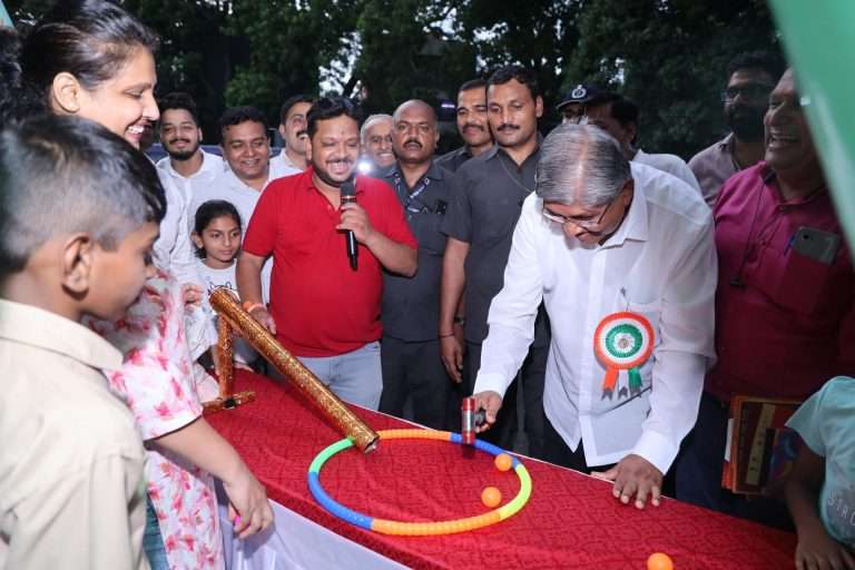 अंगणातल्या खेळांना पालक-मुलांचा उत्स्फूर्त प्रतिसाद:मंत्री चंद्रकांत पाटील, माधुरी मिसाळ यांनीही खेळले अंगणातले खेळ