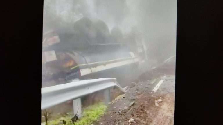 ताम्हीणी घाटामध्ये  हायड्रोक्लोरीक ॲसिड असलेला टँकर झाला पलटी