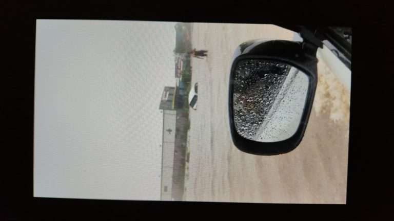 पुण्यात रस्त्याची नदी झाली अन इनोव्हा वाहून गेली