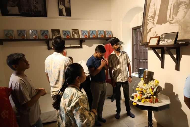 ‘फर्ग्युसन’मध्ये सावरकरांना जयंतीनिमित्त अभिवादन