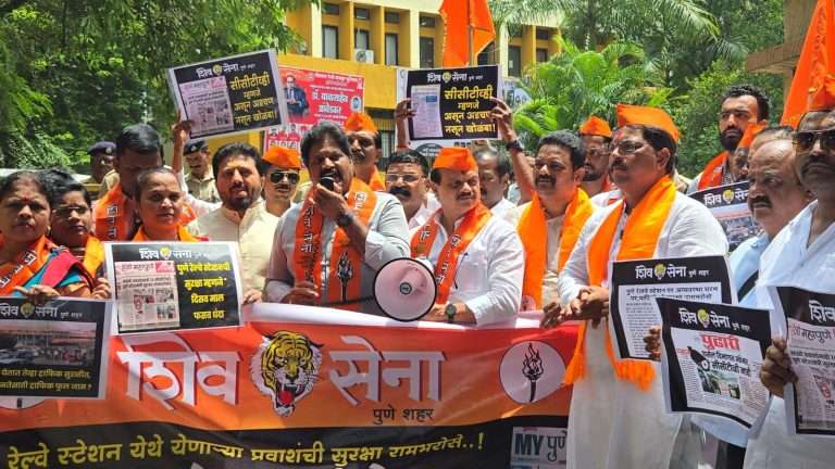 रेल्वे प्रवाशांच्या सुरक्षेसाठी आलेला 100 कोटीचा निधी गेला कुठे? सवाल करत शिवसेनेचे आंदोलन…यापुढे रेल रोकोचा इशारा