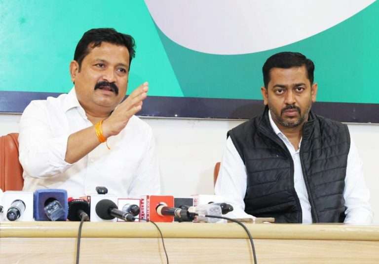 मेट्रो तीनचे काम अपूर्ण असतानाही उद्घाटन का? सरकारी गलथानपणा मुळे आचार्य अत्रे स्टेशनमध्ये पाणी शिरले.