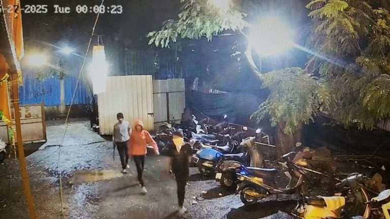 डी. पी. रोडवर रात्री उशिरा एका कॅफेसमोर कोयते घेऊन दहशत माजविली..पण पोलिसात तक्रारच नाही