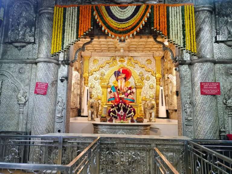 ‘दगडूशेठ’ गणपती मंदिरात शेषनागाच्या प्रतिकृतीची आकर्षक पुष्पसजावट