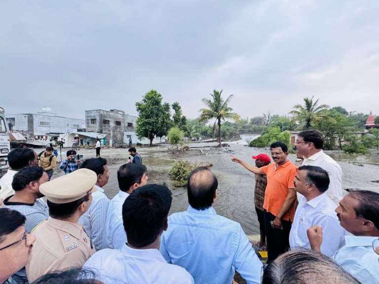 उपमुख्यमंत्री अजित पवार यांच्याकडून बारामती, इंदापूर, पुणे जिल्ह्यासह मुसळधार पाऊस असलेल्या अन्य जिल्ह्यांतील परिस्थितीचाही आढावा