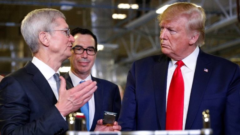 पुन्हा एकदा अ‍ॅपलला धमकी-अमेरिकेत विकले जाणारे आयफोन भारतातच काय कोणत्याही देशात बनवू नका