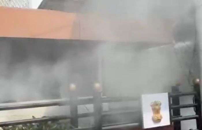 विधान भवनाच्या प्रवेशद्वाराला आग: आमदार सुरक्षित…अग्निशमनच्या जवानांनी मिळवले नियंत्र