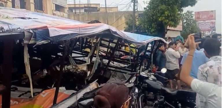 पुण्यात मुसळधार पाऊस; वाघोलीजवळ होर्डिंग कोसळून दुचाक्यांचे नुकसान