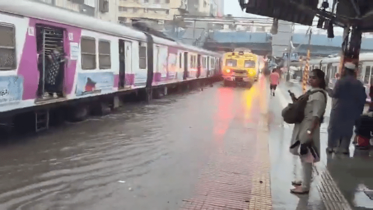 मुंबई,पुण्यास रेड अलर्ट:मंत्रालय परिसरात गुडघाभर पाणी, अरबी समुद्राला उधाण..महाराष्ट्रात सर्वत्र पाऊस