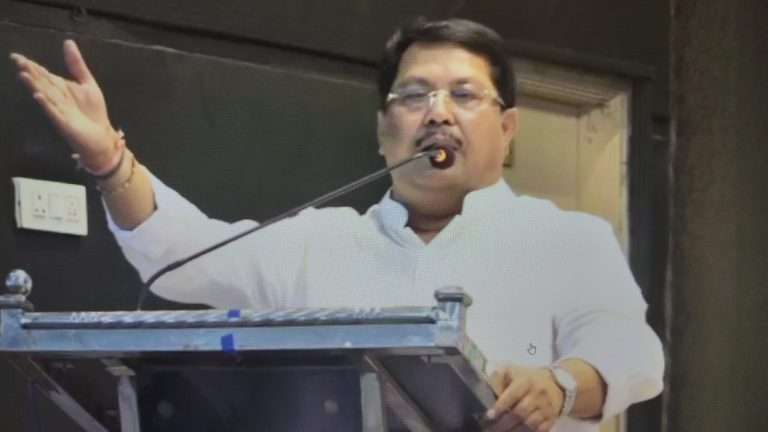 एक साडेचार फुटी मंत्री म्हणतो- धर्म विचारून सामान घ्या:काँग्रेस नेते विजय वडेट्टीवार यांची नीतेश राणे यांच्यावर टीका