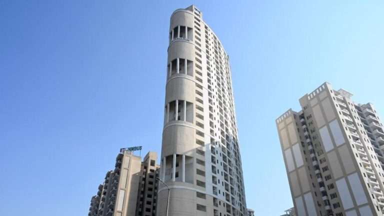 25 वर्षीय तरुणीची 22 व्या मजल्यावरून उडी:खाली पडताच शरीराचे झाले 2 तुकडे