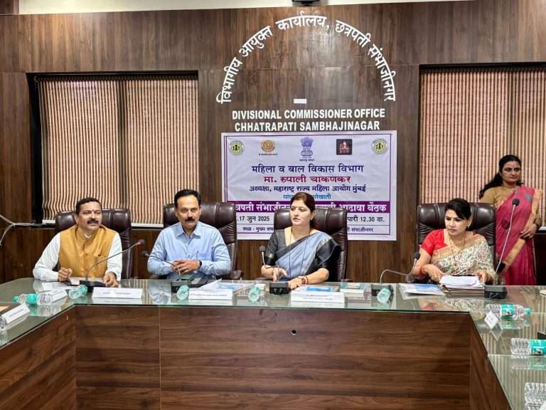 ऊसतोडणी कामगार महिलांच्या आरोग्याची काळजी घेण्यासाठी आरोग्य मित्र उपक्रम; राज्य महिला आयोगाच्या अध्यक्षा रुपाली चाकणकर यांची माहिती