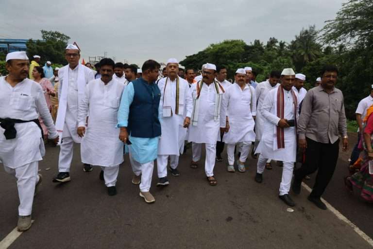 बेरोजगारांना रोजगार मिळो आणि महिला अत्याचार कमी व्होवो”