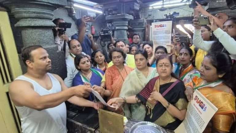 भाजपा पदाधिकाऱ्यांकडूनच महिला सुरक्षिततेला धोका: कॉंग्रेसने दिले थेट गणपती बाप्पालाच निवेदन …