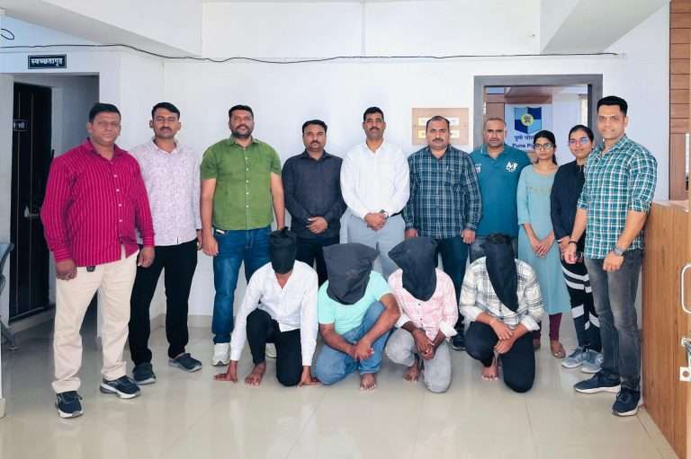 अभियांत्रिकीचा दुपारी झालेला पेपर विद्यार्थ्यांना रात्री पुन्हा लिहिण्यास देणाऱ्या सातव नामक प्राध्यापकाला रंगेहाथ पकडले