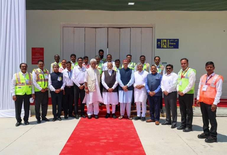 पंतप्रधान नरेंद्र मोदी यांनी चिनाब रेल्वे पुलाच्या बांधकामात  सहभाग असलेल्या लोकांशी साधला संवाद