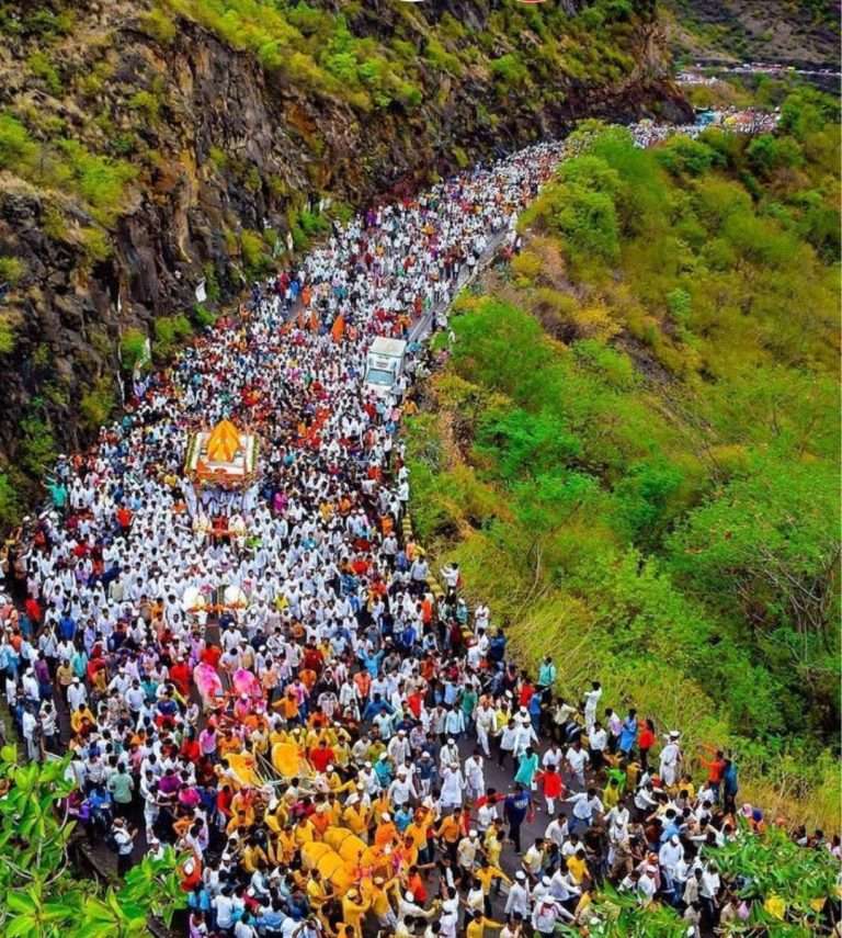 टाळ-मृदंगाच्या गजरात पंढरीच्या दिशेने पालख्या …