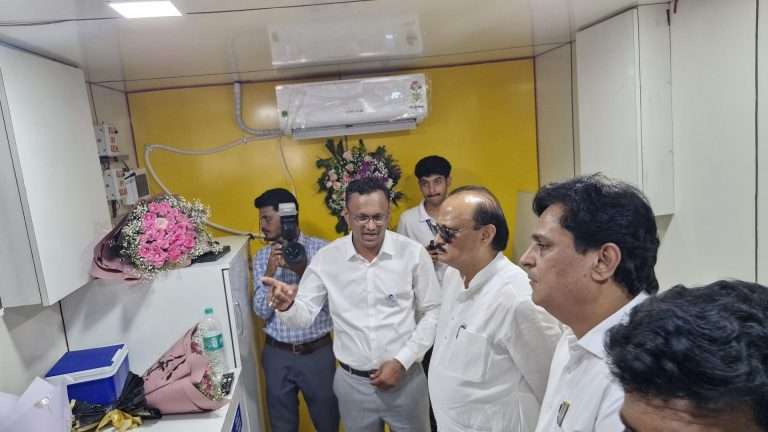 उपमुख्यमंत्री अजित पवार यांच्याहस्ते देशातील पहिल्या फिरत्या पशुवैद्यकीय दवाखान्याचा शुभारंभ