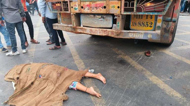 गंगाधाम चौकात ट्रकने घेतला एका तरुण महिलेचा बळी