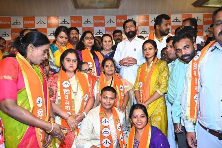 कॉंग्रेसच्या सोनाली मारणेंसह पुण्यातील विविध पक्षातील माजी नगरसेवक  पदाधिकाऱ्यांचा एकनाथ शिंदेंच्या शिवसेनेत प्रवेश