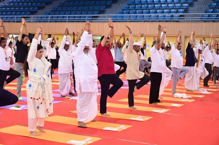भक्ती आणि योगाच्या माध्यमातून आरोग्यदायी समाज निर्मितीसाठी प्रयत्न करूया – मुख्यमंत्री देवेंद्र फडणवीस