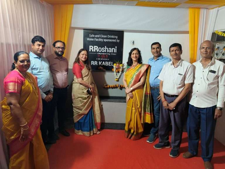 आरआर काबिलच्या रोशनी (RRoshani) उपक्रमातर्फे पुण्यातील 3,000 शालेय विद्यार्थ्यांसाठी स्वच्छ पिण्याच्या पाण्याची सुविधा