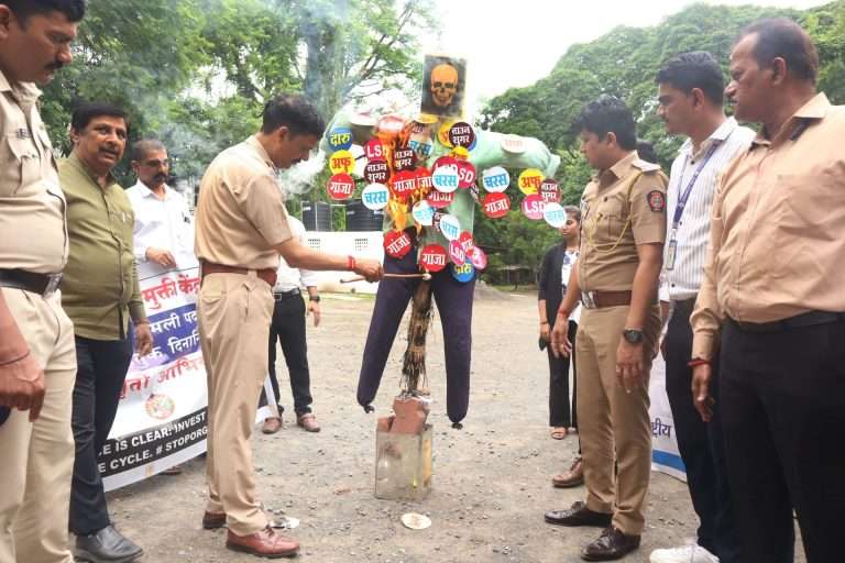 तरुणाईसाठी राक्षस बनलेल्या व्यसनांची प्रतीकात्मक होळी