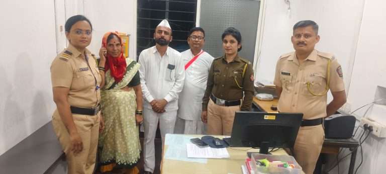 दिंडी सोहळयात हरवलेल्या महिलेस पोलिसांनी दिंडी पर्यंत सुखरूप पोहोचविले