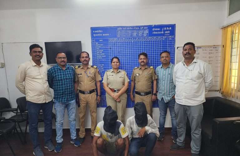 दिंडी सोहळयात मोबाईल चोरताना रेकॉर्डवरील २ आरोपी पोलिसांच्या अलगद जाळ्यात