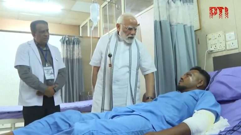 मोदी रुग्णालयात भेटले;वाचलेल्या प्रवाशाने सांगितले, कसा जिवंत राहिला:म्हटले- दरवाजा तुटला व सीटसह खाली पडलो