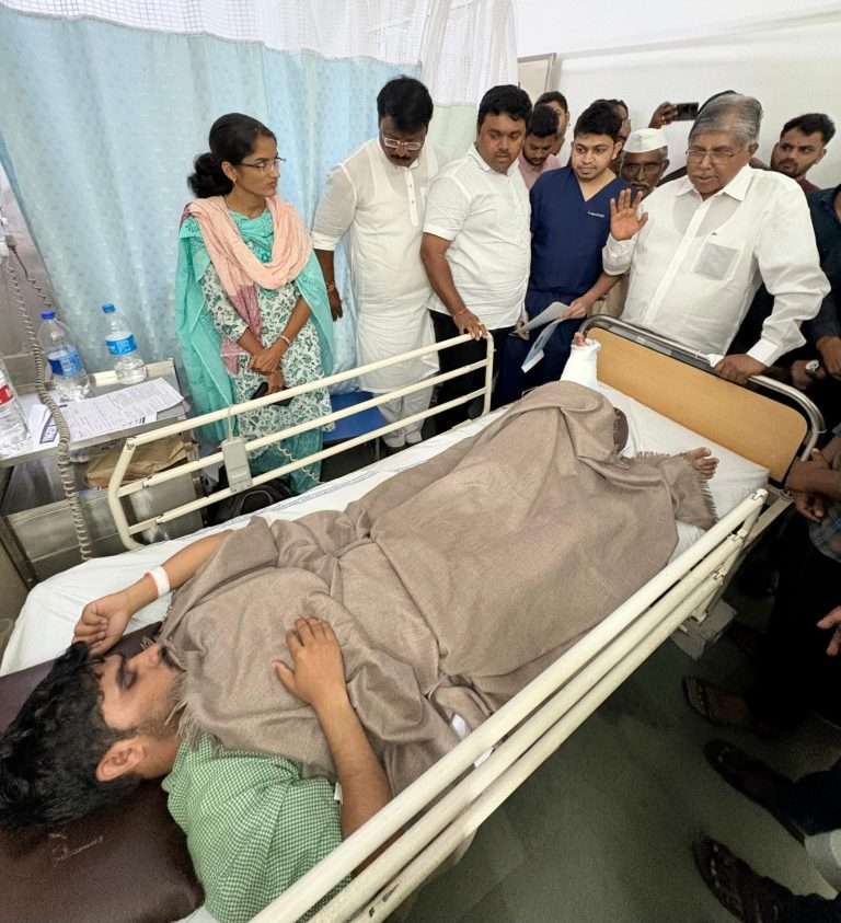 सदाशिव पेठेतील दुर्घटनेतील जखमींची ना. चंद्रकांतदादा पाटील यांच्याकडून विचारपूस