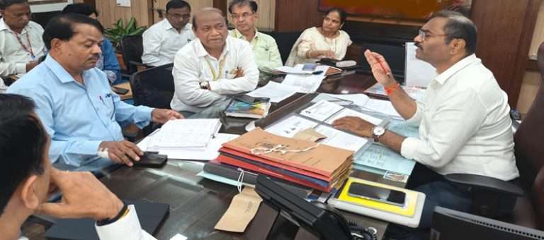 ७ जूनपर्यंत सर्व रस्ते चकाचक आणि ठकाठक करा ,कोणतेही कारण चालणार नाही,पावसाळा गेल्यावरच ठेकेदारांना बिले द्या- ओमप्रकाश दिवटेंनी सुनावले