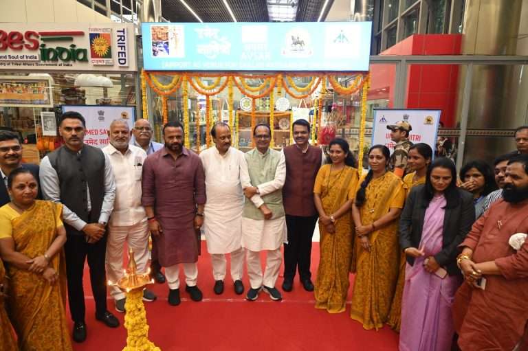 मुख्यमंत्री देवेंद्र फडणवीस यांच्या उपस्थितीत पुणे विमानतळ येथे ‘उमेद सावित्री’ दालनाचे उद्घाटन