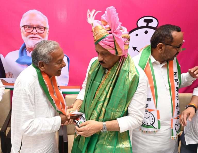 धुळ्यातील माजी खासदार डी. एस. अहिरे आणि कॉंग्रेस, भाजपच्या पदाधिकाऱ्यांनी अजित पवार यांच्या नेतृत्वाखाली राष्ट्रवादीचे घड्याळ बांधले हाती…