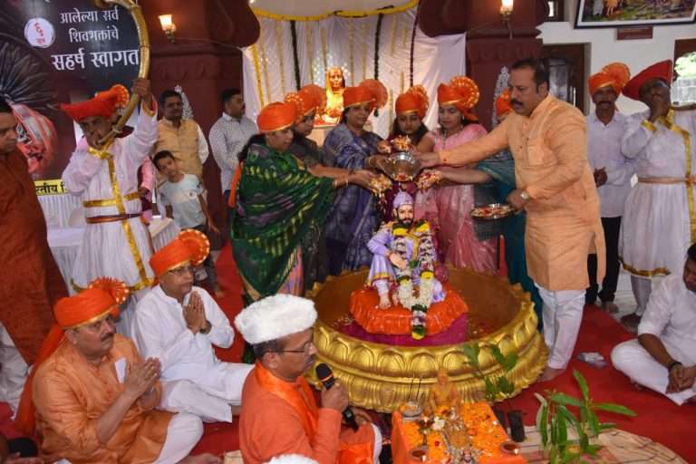 व्यवस्थेचा बळी ठरलेल्या कुटुंबीयांच्या हस्ते लाल महालात ३५१ वा शिवराजाभिषेक सोहळा साजरा.