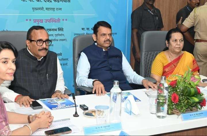 डॉ. नीलम गोऱ्हे यांनी मुख्यमंत्री देवेंद्र फडणवीस यांना सादर केली तीन महत्त्वपूर्ण निवेदनं