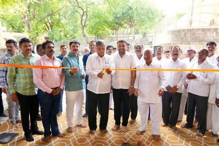 सनी विनायक निम्हण आयोजित भव्य रक्तदान शिबिरातून मानवतेला मानवंदना: ११०४ रक्तदात्यांचे रक्तदान..