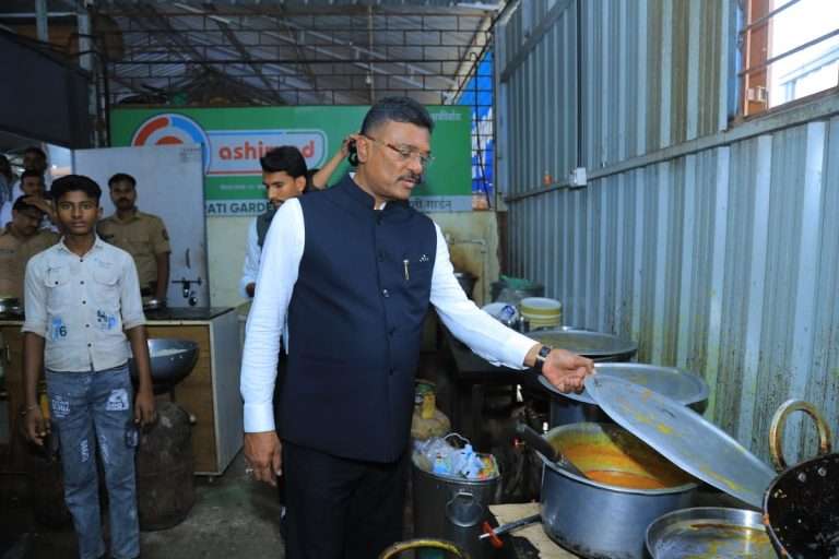 परिवहन मंत्री प्रताप सरनाईक यांची महामार्गावरील हॉटेल थांब्यांना अचानक भेट