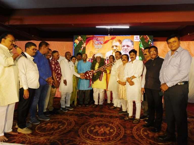 बाळासाहेब दाभेकर यांच्या वाढदिवसा निमित्त सदानंद मोरे यांच्या हस्ते सत्कार अन रक्तदान शिबीर संपन्न.