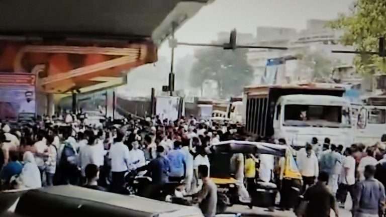 मुंबईत भरधाव डंपरने तिघांना चिरडले:चालक पोलिसांच्या ताब्यात, संतप्त जमावाकडून वाहनाची तोडफोड, गोवंडीत तणाव
