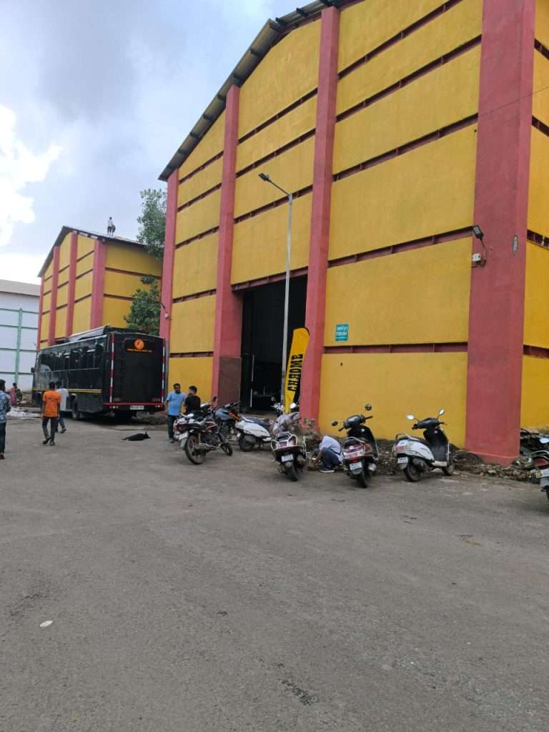 मंत्री आशिष शेलार यांनी उद्घाटन केलेला गोरेगाव चित्रनगरीतील स्टुडिओ देखील लागला गळायला … !