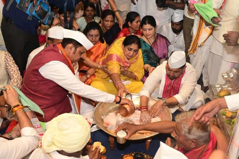 मुख्यमंत्री देवेंद्र फडणवीस यांनी घेतले संत तुकाराम महाराजांच्या पादुकांचे दर्शन