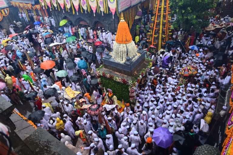 संत तुकारामांच्या पालखीचे पंढरीच्या दिशेने प्रस्थान; मुख्यमंत्र्यांच्या हस्ते पादुका पूजन, देहूत वारकऱ्यांचा मेळा