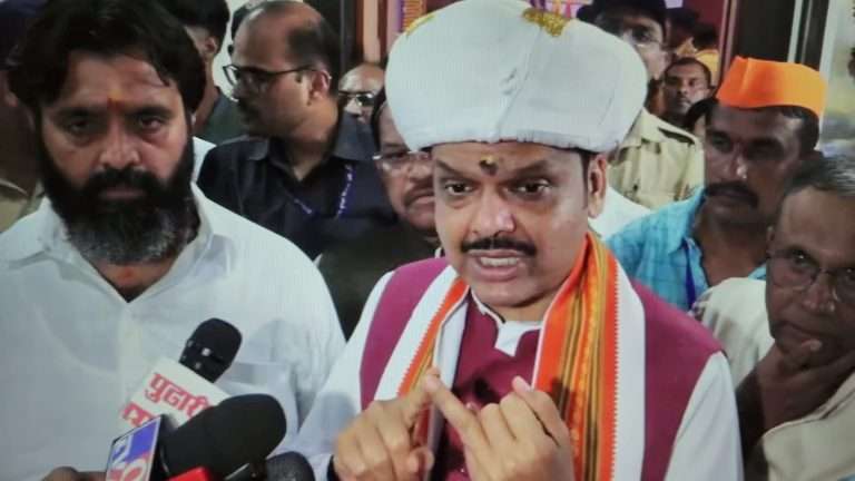 राज ठाकरेंचा दोन भाषांचा आग्रह चुकीचा:CM फडणवीस म्हणाले – देशात 3 भाषांचे सूत्र असेल