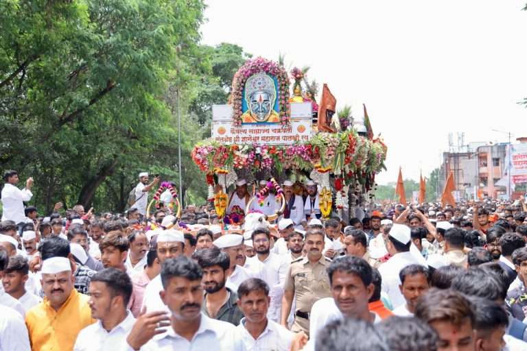 टाळ मृदुंगाचा गजर अन ज्ञानबा तुकारामाच्या जयघोषात पालख्या पुण्यात दाखल
